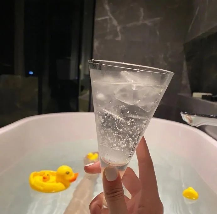 那些真正写到你心里的句子，有些人有些事，忘记，是幸福的！-句子橘