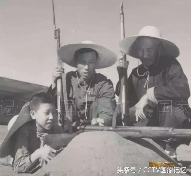 “中华儿女多奇志，不爱红装爱武装”，毛主席七绝有赞！
