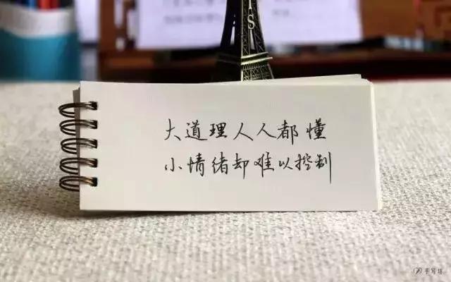 抖音里的句子图片_(抖音伤感文字图片一套)