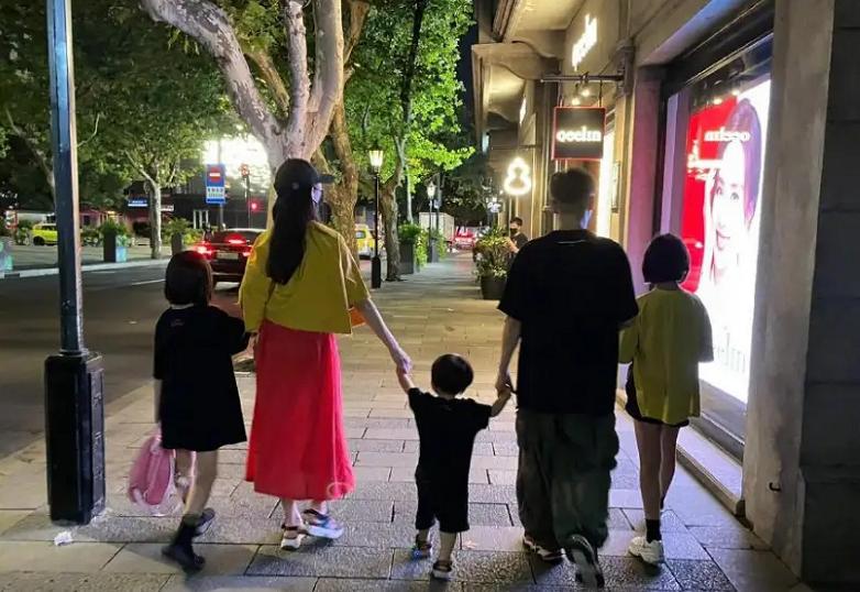 赞美小俩口幸福恩爱句子_(形容夫妻感情好的话)