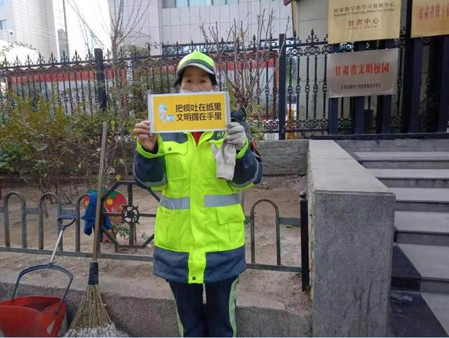 一包纸巾 一句提示:“请把痰吐在纸里,文明握在手里”
