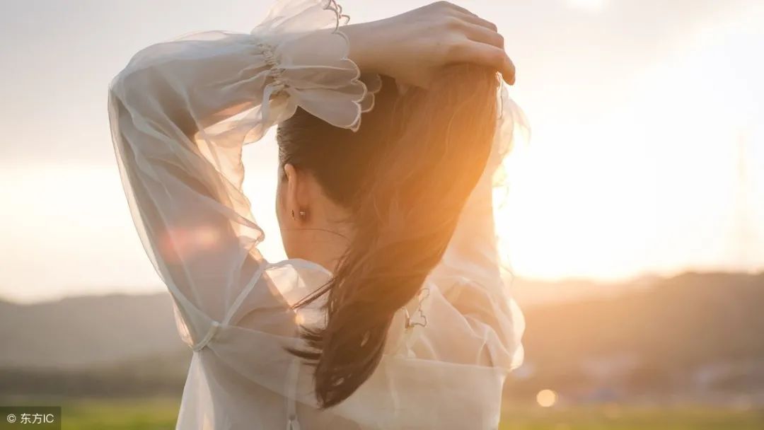 适合发朋友圈的唯美句子：新的3月，愿叫醒你的不是闹钟而是梦想-句子橘