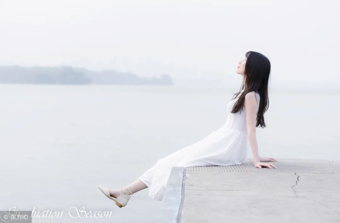 适合发朋友圈的唯美句子：新的3月，愿叫醒你的不是闹钟而是梦想-句子橘