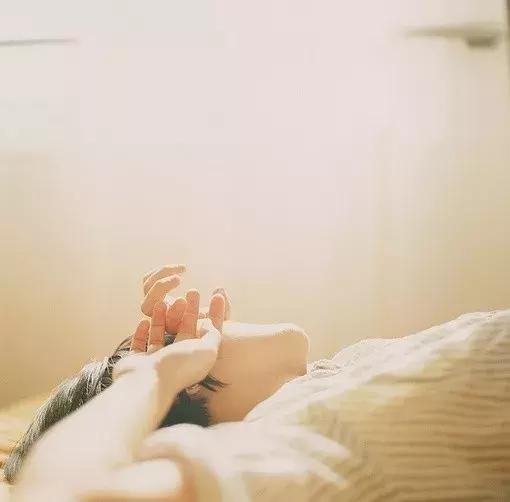 伤感的句子 | 找个借口,谁都可以先走