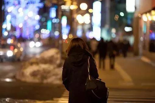 累了劝自己放手的句子:相逢总是那样牵情,相离总是那样无情