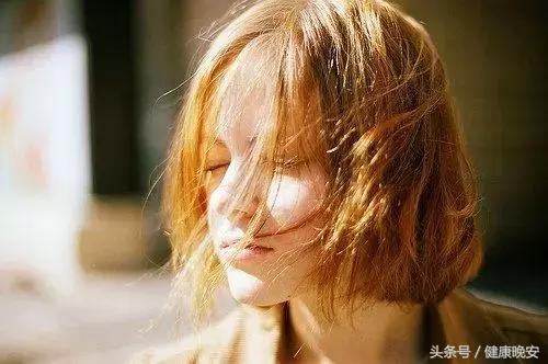 走近的人不抗拒,离开的人不挽留