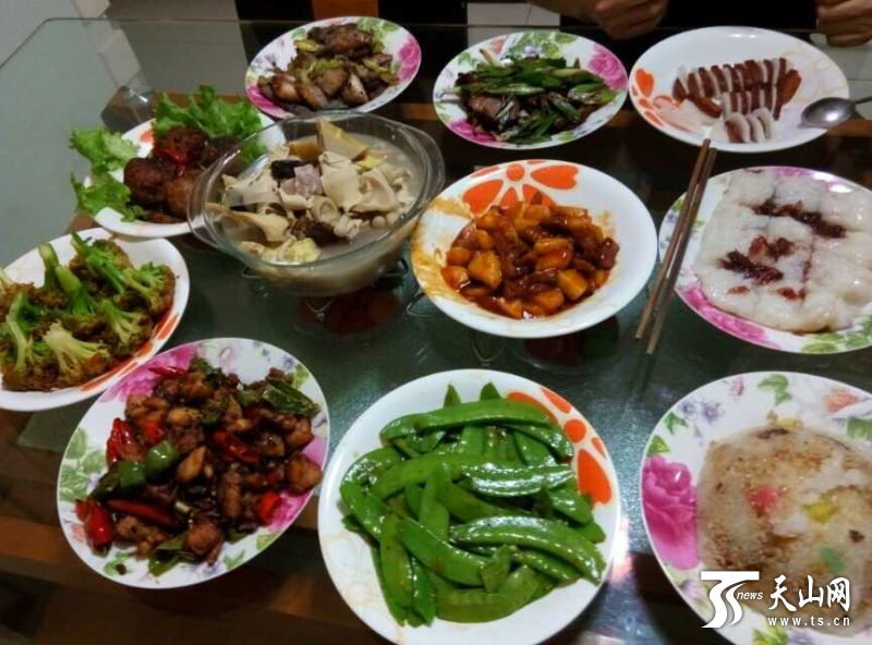 描写年夜饭的温馨场景句子(对年夜饭的描述)