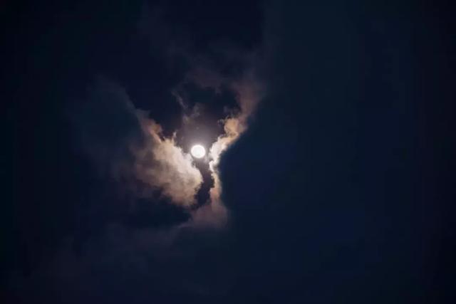 很成熟很现实的伤感说说 心痛起来无法呼吸的伤感句子