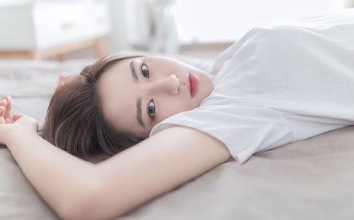 朋友圈伤感心碎句子，爱你，以朋友的名义