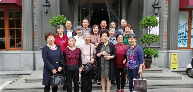 同老师相聚的简单句子 同老师相聚的简单句子