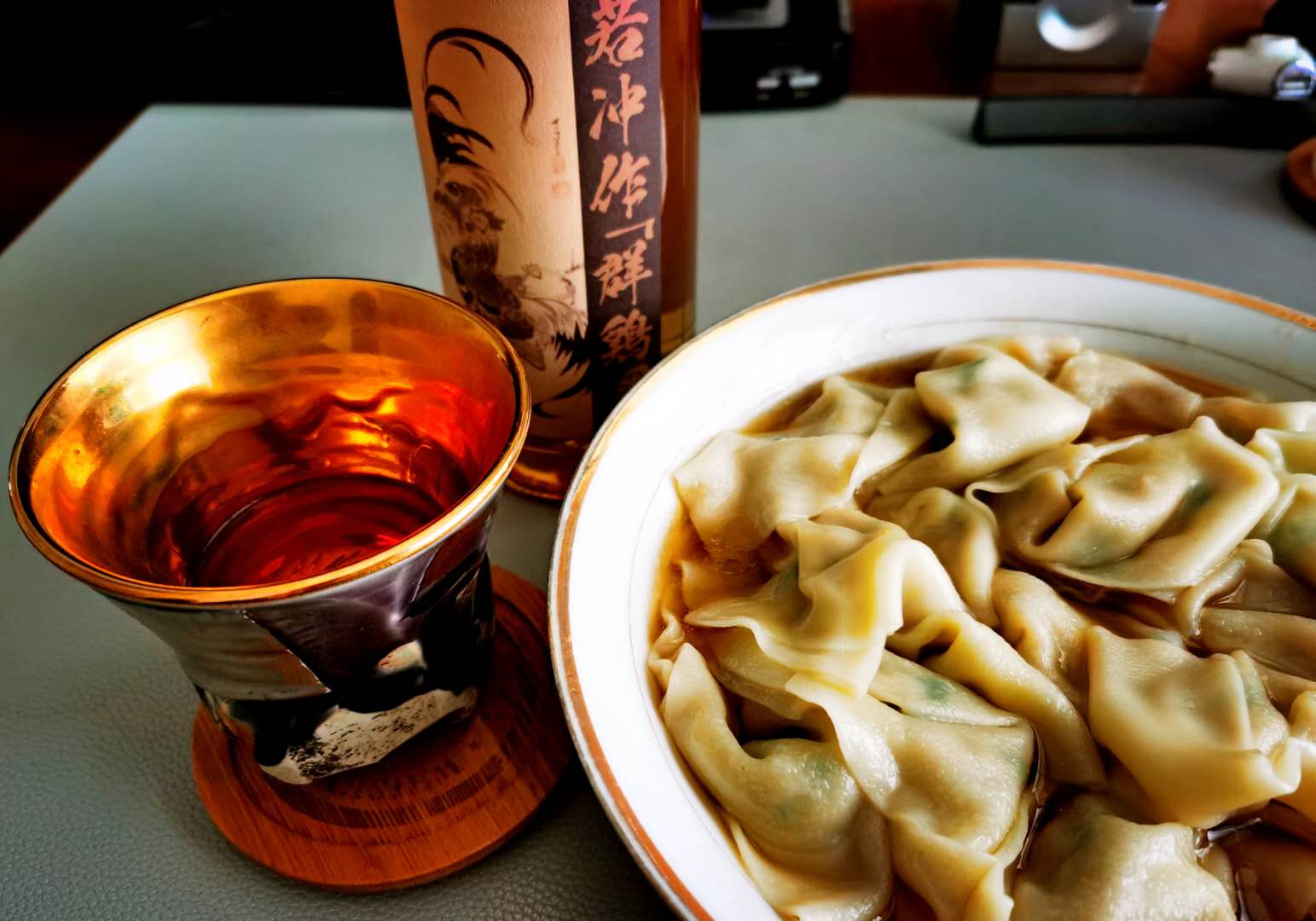 旅游美食发朋友圈的精美句子_(简单快乐的心态句子)