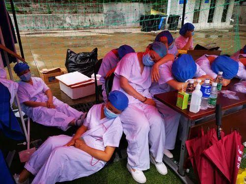 形容抗疫医护人员敬业的句子 形容抗疫医护人员敬业的句子