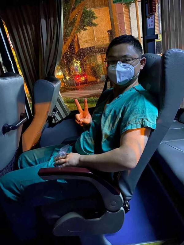 形容抗疫医护人员敬业的句子 形容抗疫医护人员敬业的句子