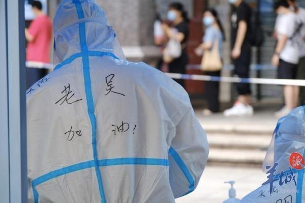 形容抗疫医护人员敬业的句子 形容抗疫医护人员敬业的句子