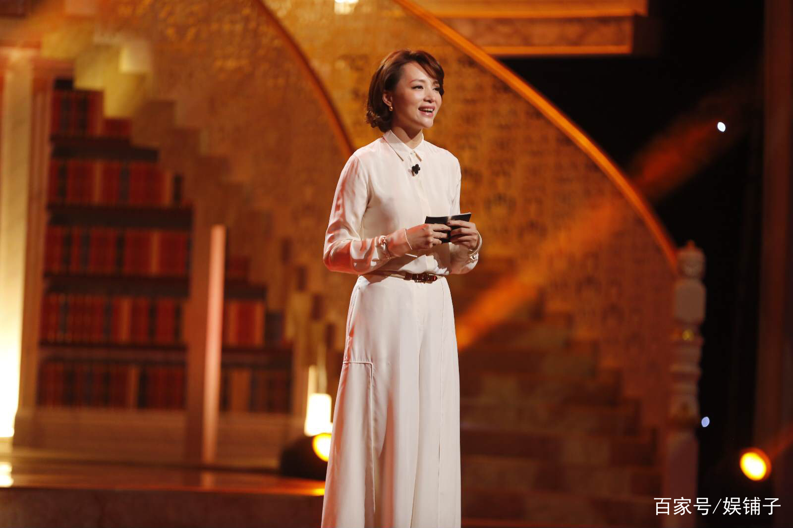 赞美优秀主持人的句子【赞美主持人的唯美句子男主持】