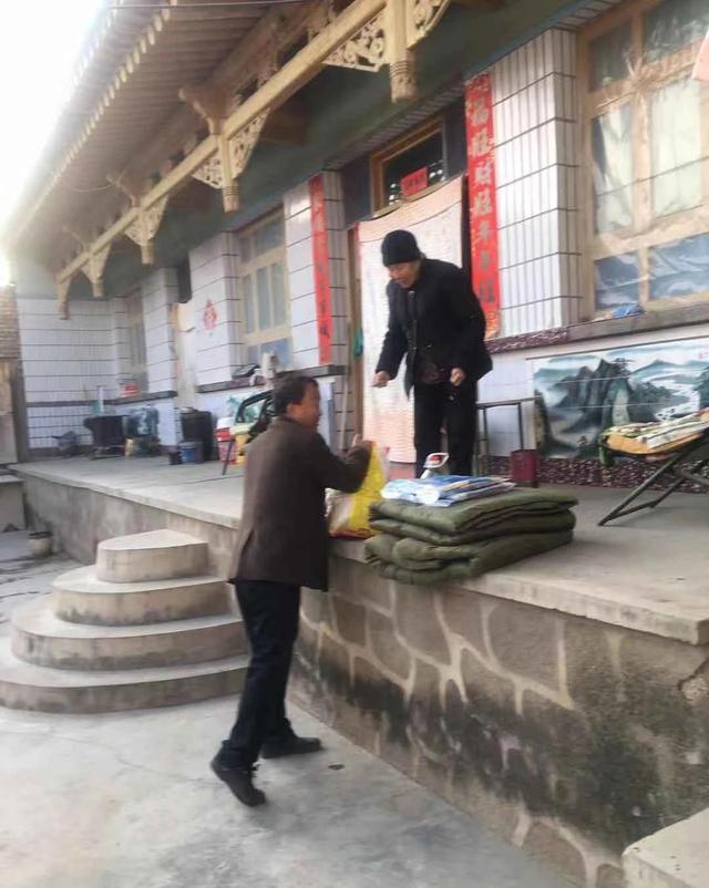 驻村的路上,撒落的都是青春,我们欠他们一声谢谢!