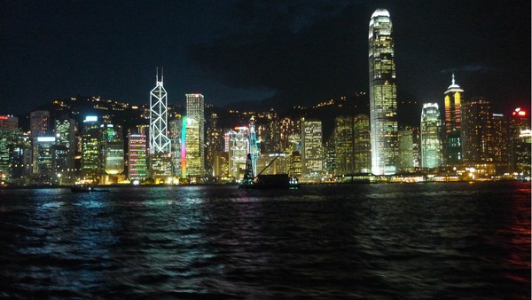 描写香港维多利亚夜景的精选美文(香港维多利亚港在哪个区)