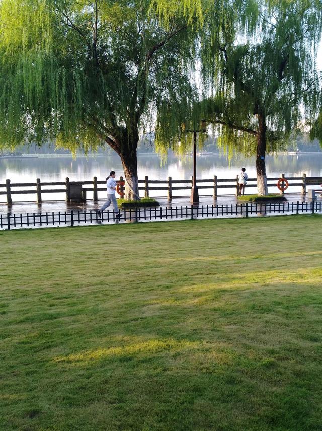 秋天是多彩的季节句子写具体 秋天是多彩的季节句子写具体