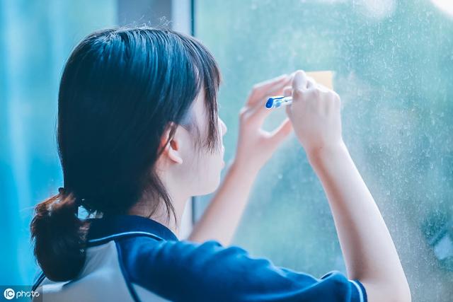 适合高中学生阅读的精短美文《人生底色是平凡》等2篇,请欣赏!