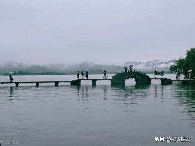形容梅雨季节的搞笑句子 形容梅雨季节的搞笑句子