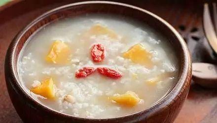 绿树红花艳阳天 大雪节气昆明暖暖的