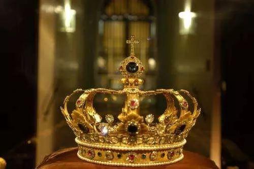 简短励志英文句子：向往成功的桂冠，就别空费每一天