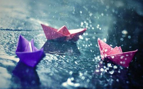 下雨天的幽默心情经典句子_(下雨天的说说朋友圈)