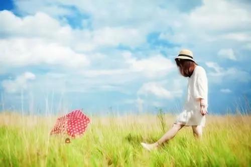 慷慨激昂的正能量句子:守得住没有光的人,终究会闪闪发光