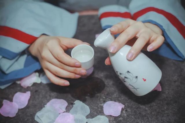 关于花的唯美句子8个字的 关于花的唯美句子8个字的