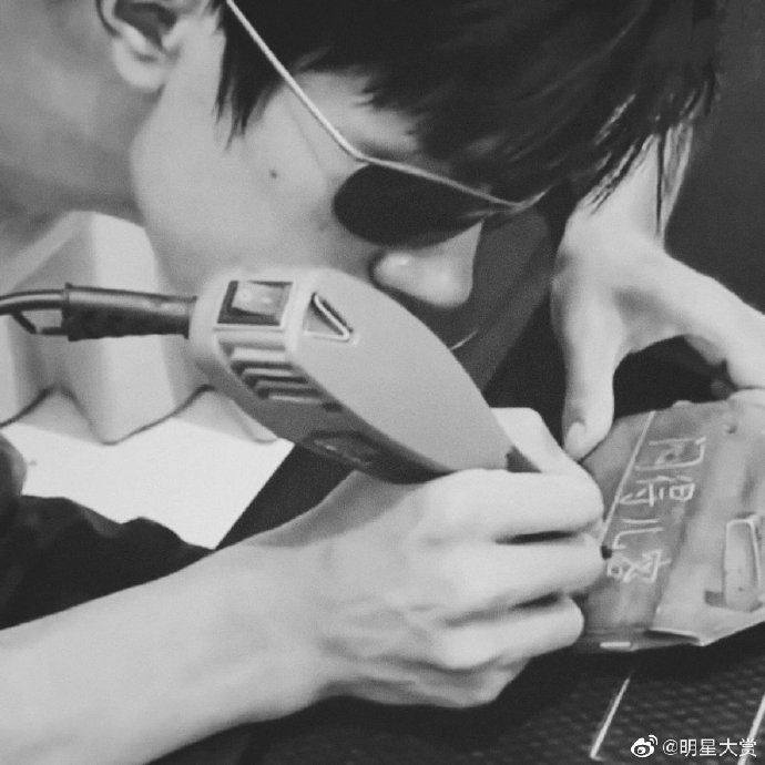 好听的句子唯美短句形容易烊千玺_(好听的句子唯美短句爱情)