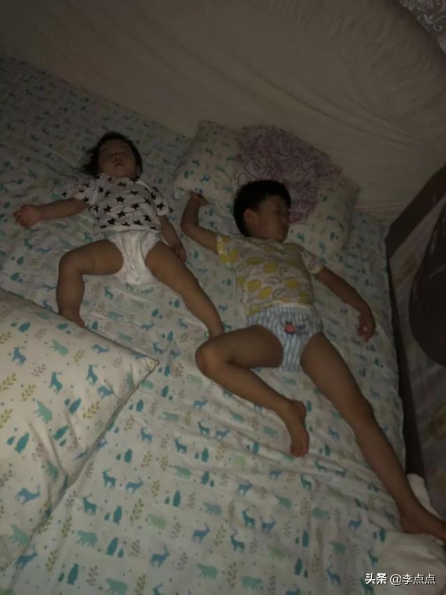 娃们的睡姿,我已经笑到不能自己