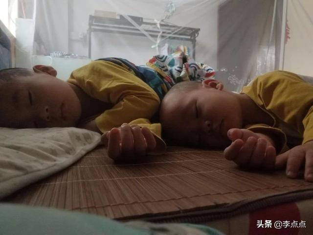 娃们的睡姿,我已经笑到不能自己