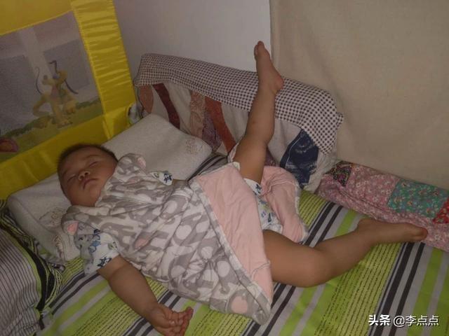 娃们的睡姿,我已经笑到不能自己