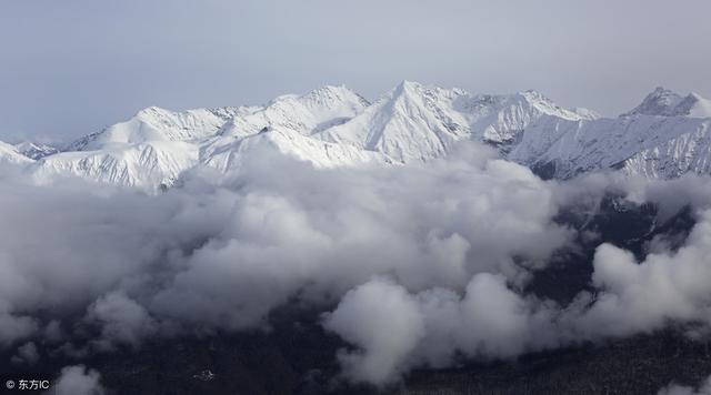 庄严、巍峨、肃穆,圣洁美丽的雪山,描写雪山的句子