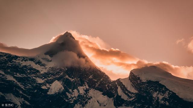 庄严、巍峨、肃穆,圣洁美丽的雪山,描写雪山的句子