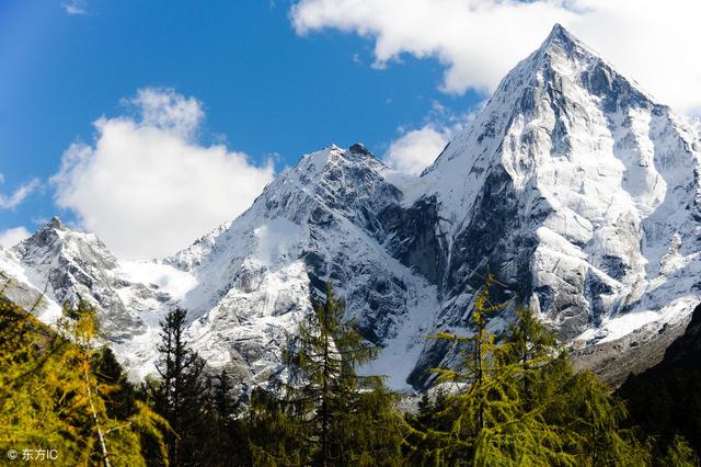 庄严、巍峨、肃穆,圣洁美丽的雪山,描写雪山的句子