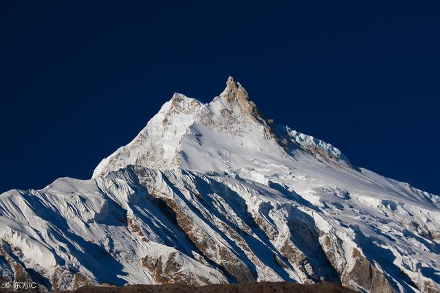 庄严、巍峨、肃穆,圣洁美丽的雪山,描写雪山的句子