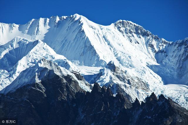 庄严、巍峨、肃穆,圣洁美丽的雪山,描写雪山的句子