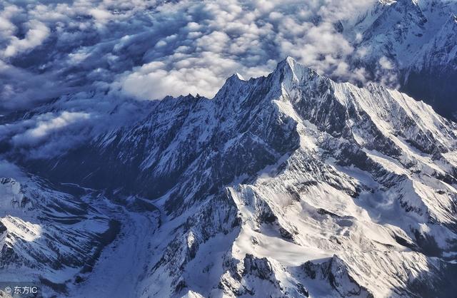 庄严、巍峨、肃穆,圣洁美丽的雪山,描写雪山的句子