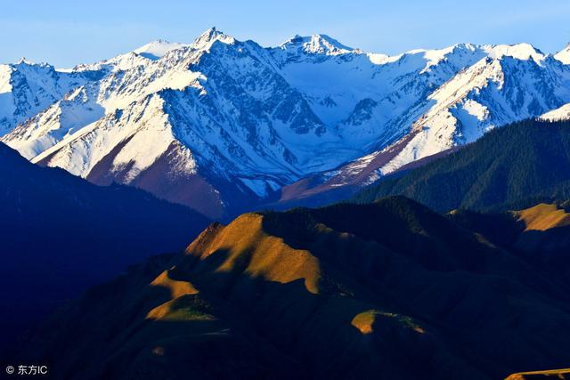 庄严、巍峨、肃穆,圣洁美丽的雪山,描写雪山的句子