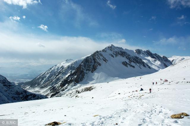 庄严、巍峨、肃穆,圣洁美丽的雪山,描写雪山的句子