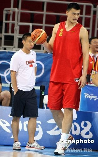 形容篮球的霸气句子(一句话赞美打篮球男生)