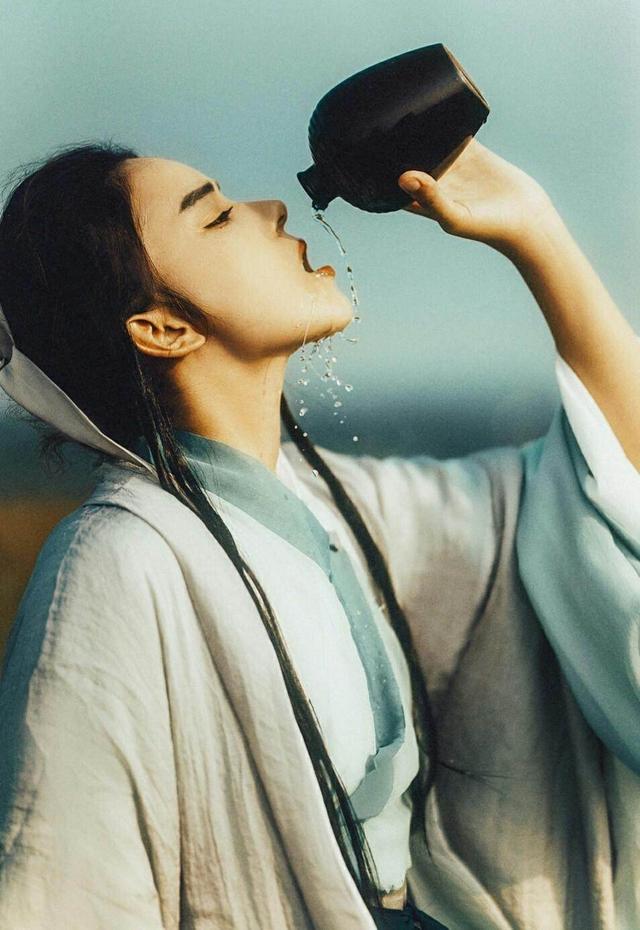 40句豪情万丈的经典古诗句，横刀立马，剑指苍穹