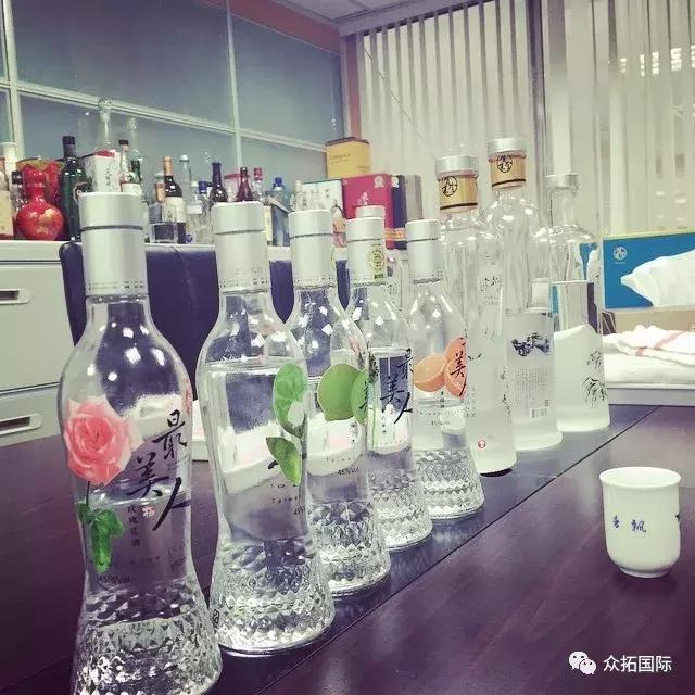 一袭倩影美人醉，一杯果酒最美人~