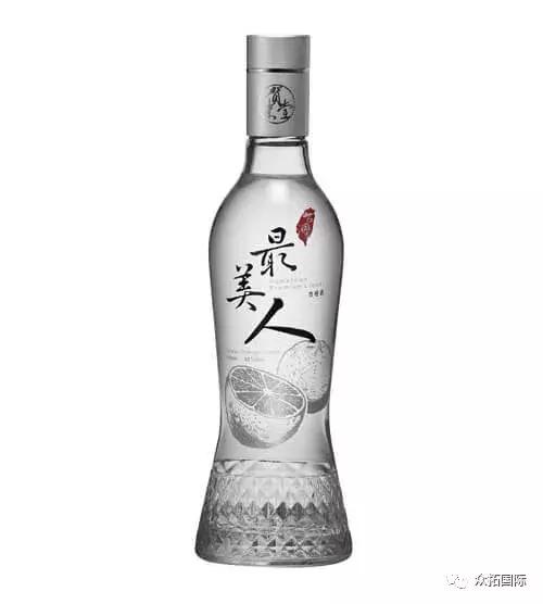 一袭倩影美人醉，一杯果酒最美人~