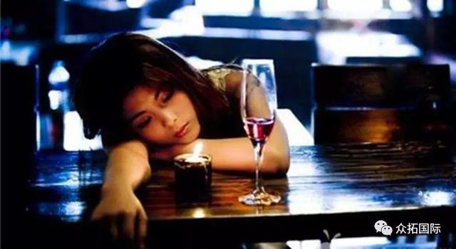 一袭倩影美人醉，一杯果酒最美人~