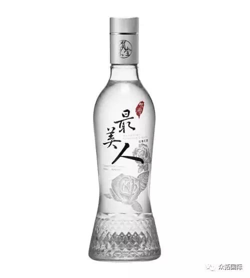 一袭倩影美人醉，一杯果酒最美人~