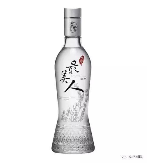 一袭倩影美人醉，一杯果酒最美人~