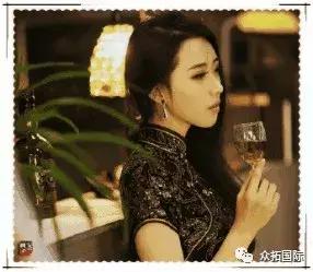 一袭倩影美人醉，一杯果酒最美人~