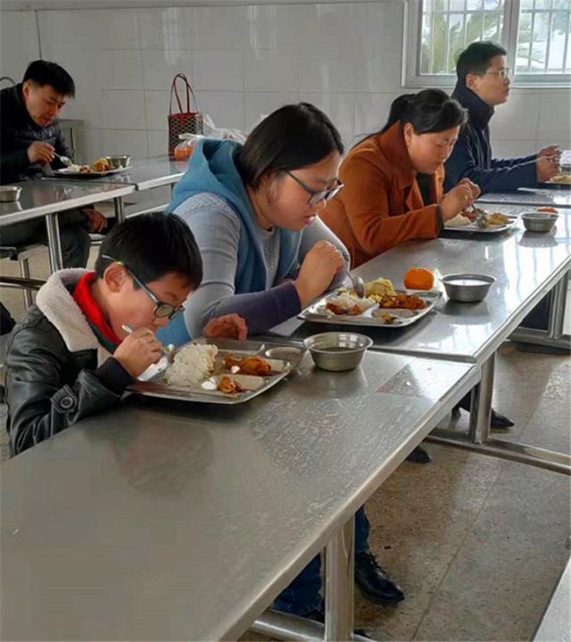 家长陪餐,共享温馨